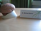 Namensschild des Referenten Michael Bohne mit Gehirnmodell